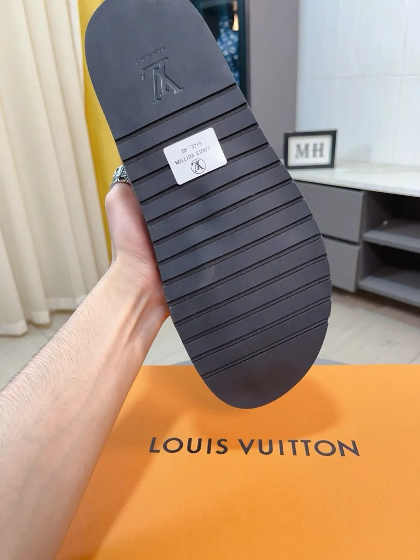 Men's shoes💰300🌹🌹【LV】Multi-color new men's slippers, original top quality version, original special cowhide cross pattern➕sheepskin inside and side, non-slip combined sole, more stable walking, more comfortable and lightweight, high-end and generous, size: 38~44